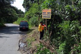 BPBD Rejang Lebong pasang rambu peringatan di tiga titik rawan longsor Curup--Lubuklinggau