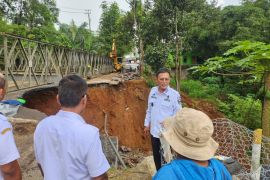 Bupati Ciamis sebut jalan nasional terdampak longsor mulai proses perbaikan