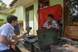 Layanan Jempol Gadis Manis untuk perekaman e-KTP kelompok rentan