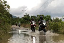 Instruktur safety riding Asmo Kalbar berikan tips Cari_aman di penghujung tahun 2025
