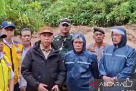 Bupati Jonius : Puluhan titik longsor dan jalan rubuh tutup akses Taput-Tapteng