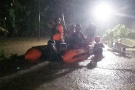 Tim Basarnas evakuasi warga terdampak banjir di Aceh