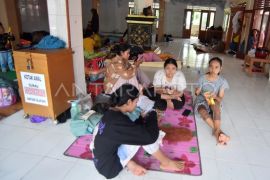 Warga terdampak banjir mengungsi ke surau Page 3 Small