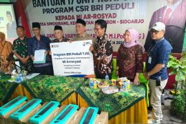 Anggota DPR RI serahkan bantuan 17 unit komputer ke sekolah Sidoarjo