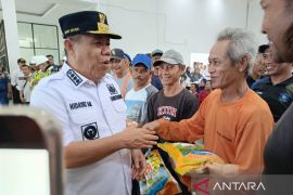 Gubernur - Keluarga Besar Maritim Pelabuhan Pangkalbalam salurkan beras bantu TKBM