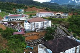 Longsor bangunan kampus UIN Imam Bonjol Padang Page 2 Small