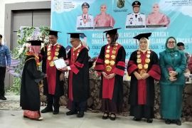 80 lansia Labura ikuti wisuda S-1