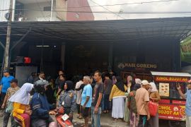 Polrestabes Bandung evakuasi pria diduga gantung diri di dalam ruko