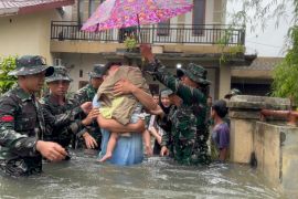 Prajurit Yonkav 6/NK bantu warga terjebak banjir di Asam Kumbang