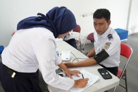 Pekerja Daop 8 tes kebugaran jelang masa angkutan Natal-Tahun Baru