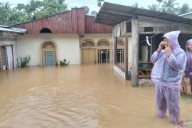 Polisi imbau warga segera mengungsi menyusul luapan Sungai Batang Anai