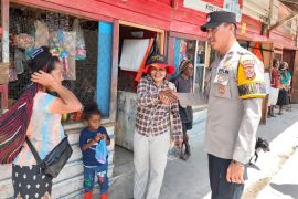 Polres Tolikara melaksanakan sambang warga ajak menjaga keamanan