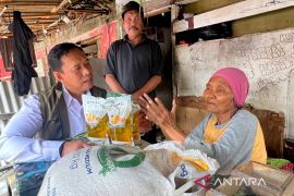 Dirut Bulog sambangi rumah warga di Jakut, salurkan bantuan pangan