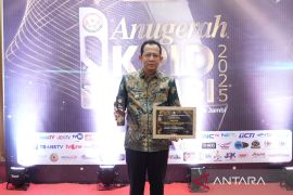 Bupati BBS terima penghargaan dari KPID Provinsi Jambi