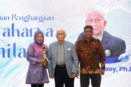 FEB UI anugerahkan penghargaan Wirakarya Adhitama kepada Prof. Adrianus Mooy
