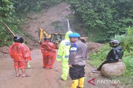 Akses ke Pantai Barat Madina lumpuh total, Satlantas: kendaraan tak bisa melintas