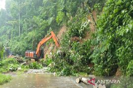 Longsor tutupi jalan provinsi di Madina, Dinas PU Sumut turunkan Backhoe dan Excavator