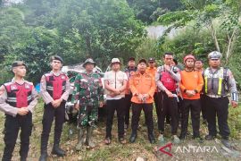 Mobil minibus terjun bebas ke sungai Siraisan Palas, 2 korban meninggal dunia, 1 luka berat