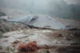 Empat warga Tanjung Raya Agam tertimbun longsor, seorang berhasil diselamatkan