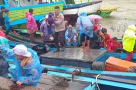 Satpol Air Polres Pasaman Barat evakuasi warga terjebak banjir (Video)