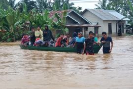 Warga terjebak banjir di Aia Gadang Pasaman Barat diseberangi pakai sampan-perahu karet (Video)