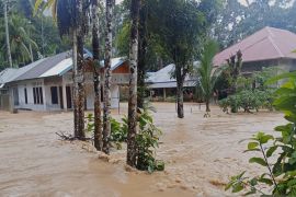 Debit air terus meningkat, jalan raya Padang- Painan tak dapat dilalui