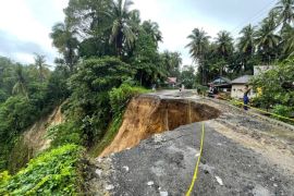 Jalan Padang Pariaman-Agam terputus akibat longsor