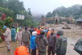 Enam korban luka-luka banjir bandang di Silaiang Bawah dilarikan ke rumah sakit