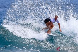 Saat peselancar dunia berdansa dengan ombak di Manokwari World Surf League QS2000