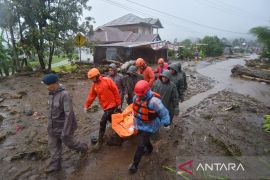 Indonesia's rescuers search for missing people after flash flood