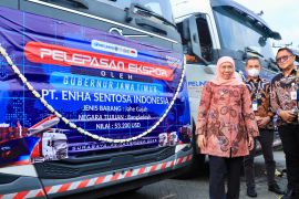 Khofifah lepas ekspor enam truk produk IKM Desa Devisa Rp5,8 miliar
