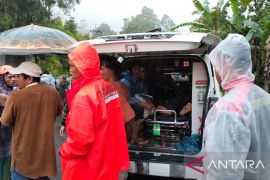 Tim SAR gabungan hingga Kamis telah evakuasi 10 korban meninggal banjir bandang Agam