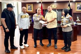 Andre Rosiade salurkan bantun Rp100 juta untuk bangun dapur umum korban banjir dan longsor