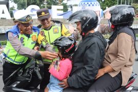 Polres Magelang Kota edukasi keselamatan berlalu lintas dan pembagian helm
