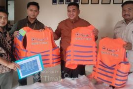 PT Timah serahkan "life jacket" khusus nelayan di Karimun