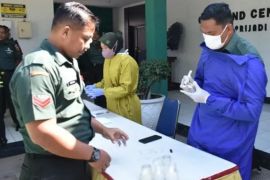 Personel Korem 081/DSJ jalani tes urine guna deteksi penyalahgunaan narkoba