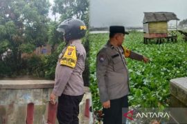 Antisipasi banjir, personil Polres Tanjungbalai pantau debit air sungai