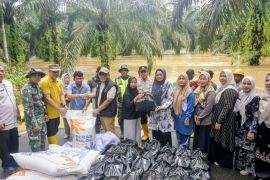 Pemkab Pasaman Barat salurkan bantuan sembako ke korban banjir Kinali