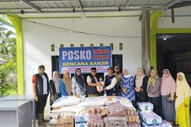 Pemkab Pasaman Barat serahkan bantuan logistik ke korban banjir Lingkuang Aua
