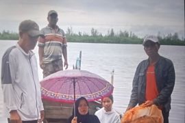 Ibu hamil mau melahirkan dievakuasi terjang banjir di Pasaman Barat