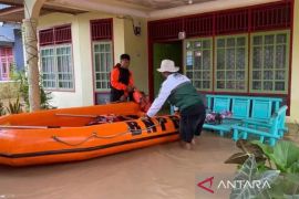 Tim BPBD Solok terus berupaya bantu evakuasi warga terdampak banjir