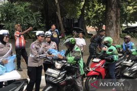 Jumat Peduli, Polda Metro Jaya bagikan sembako kepada ojol