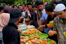 Masjid Dinas Perpussip Sulsel gelar Jumat Berkah, jamaah melonjak