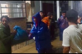 Lisda Hendrajoni salurkan 1.000 paket makanan untuk warga terdampak banjir di Pesisir Selatan