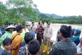 Usai ikuti rakor di Jakarta, Bupati Hendrajoni langsung terjun ke lokasi banjir di Pesisir Selatan