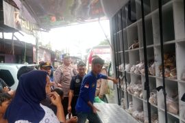 Sat Binmas Polres Langkat berikan makanan siap saji buat warga terdampak banjir di Kecamatan Stabat