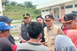 Kapolres dan Sekda Langkat berikan bantuan kepada pengungsi di areal tol Km 42