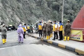 Warung di Gladak Perak dibongkar, berada di zona rawan Semeru