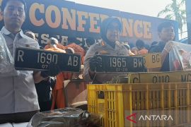 Polresta Cirebon bongkar penyalahgunaan 8.000 liter solar subsidi