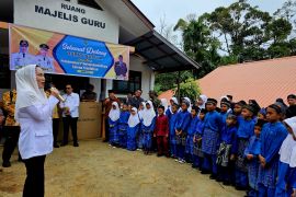 Pemkab Natuna salurkan TV pintar ke sekolah di perbatasan